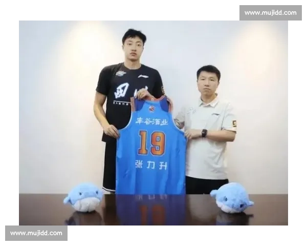 四川男篮新秀首训别开生面：笔墨启新章，书写篮球新未来